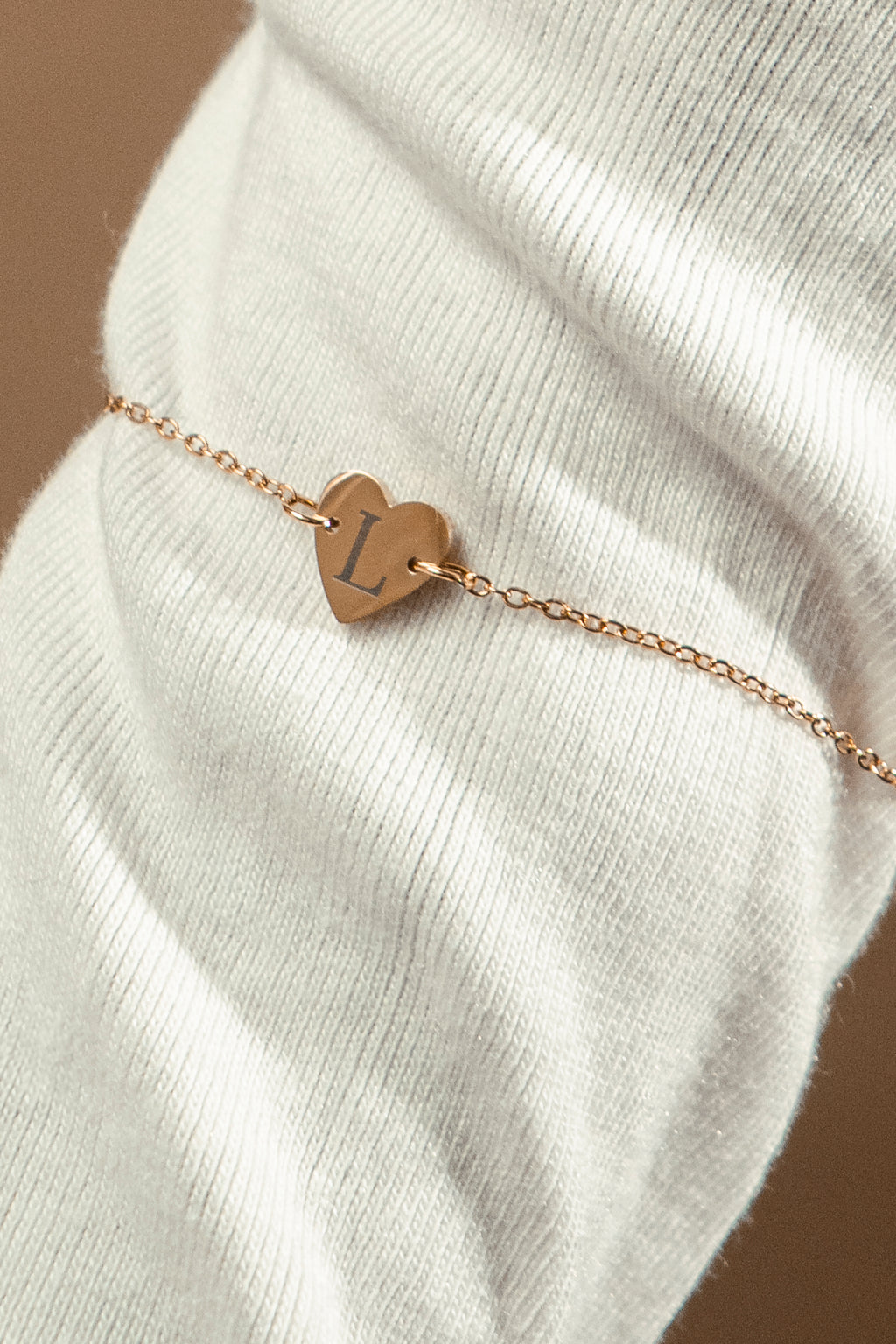 Pulsera con corazón e inicial